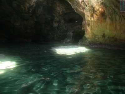 Varcato l�ingresso ci rendiamo subito conto della sua unicit� e bellezza: piccole aperture sulla parete superiore lasciano filtrare i raggi del sole, che dopo essersi riflessi nell�acqua cristallina rimbalzano sulle pareti rocciose illuminandole e svelandone le diverse sfumature di colore, che vanno dal verde all�azzurro al viola intenso